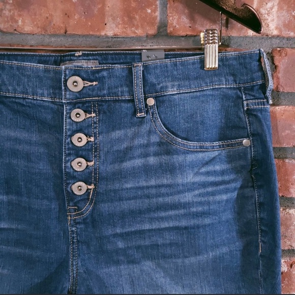 NWT Torrid 5 inch Vintage Stretch High Rise Denim Shorts Women’s 16 - Picture 2 of 5